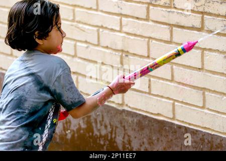 März 20222, Hisar, Haryana : Indische Kinder feiern Holi mit Farben und Pichkari während des Holi Festivals Stockfoto