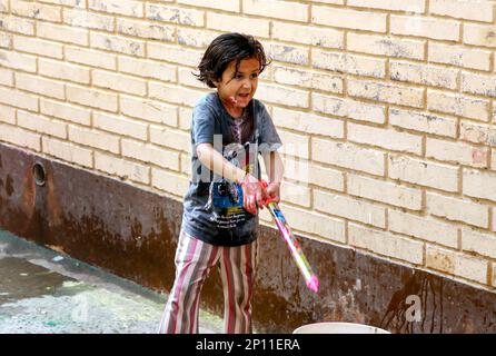 März 20222, Hisar, Haryana : Indische Kinder feiern Holi mit Farben und Pichkari während des Holi Festivals Stockfoto