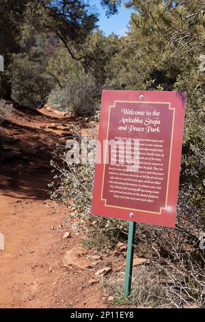 Ein Schild am Eingang zum Amitabha Stupa and Peace Park in Sedona, Arizona. Stockfoto