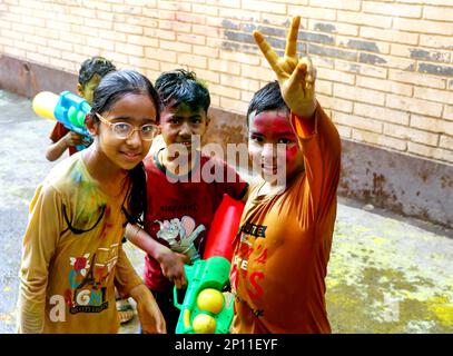 März 20222, Hisar, Haryana : Indische Kinder feiern Holi mit Farben und Pichkari während des Holi Festivals Stockfoto