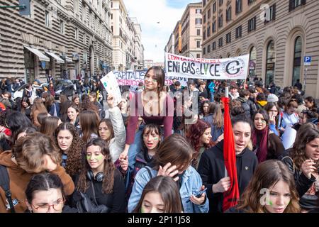 Rom, Italien. 3. März 2023. März organisiert von FridayForFuture Italy Movement in Rom anlässlich des Global Climate Strike for Climate Justice (Kreditbild: © Matteo Nardone/Pacific Press via ZUMA Press Wire) NUR REDAKTIONELLE VERWENDUNG! Nicht für den kommerziellen GEBRAUCH! Stockfoto