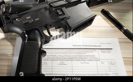 AR-15 mit Stift- und Public-Domain-Formular zur Hintergrundüberprüfung Stockfoto