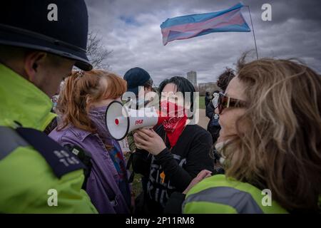 Transgender Rights-Aktivisten bekämpfen Proteste und kämpfen mit dem Rang für Frauen Feministinnen in der Nähe des Reformers' Tree in Hyde Park, London, Großbritannien. Stockfoto