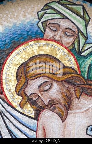 Jesus liegt in seinem Grab und ist mit Weihrauch bedeckt Stockfoto