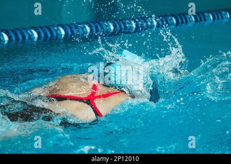 Erfolgreiche Schwimmerin im Pool. Ein Profisportler ist entschlossen, die Meisterschaft zu gewinnen Stockfoto
