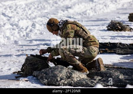 EIN US-AMERIKANISCHER Ein Mitglied des Dienstes, das der 19. Special Forces Group (Airborne) der Utah Army National Guard zugeteilt wurde, passt sein Augenlicht auf seinen M4 an, um genauer zu schießen und eine engere Gruppe zu haben, bevor er sich am 20. Januar 2023 in der Nähe von Camp Williams, Utah, qualifiziert. Die Qualifikation auf dem Schießstand ist wichtig, um sicherzustellen, dass die Soldaten genau sind und bereit sind. (Utah Army National Guard Foto von SPC. Mackenzie Willden) Stockfoto