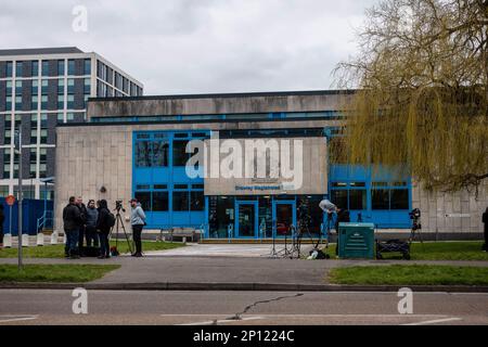 Die britische Presse vor dem Crawley Magistrat Court, West Sussex. Constance Marten und Mark Gordon vor Gericht wegen Totschlags angeklagt, Außengebäude Stockfoto