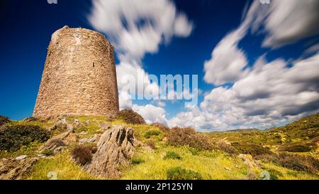 Pixinnì-Turm in Domus de Maria, Südsardinien, im Frühling mit langer Exposition. Stockfoto