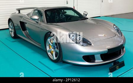 Dreiviertel Vorderansicht eines 2005, Porsche Carrera GT, auf der Londoner Classic Car Show 2023 Stockfoto