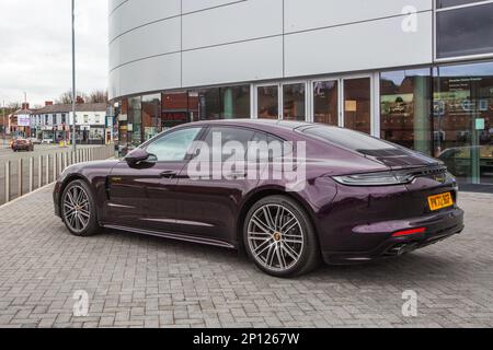 2022 Purple PORSCHE PANAMERA 4 PDK 2894cc Hybrid Electric 8-Gang-Automatikgetriebe; Supersportwagen zum Verkauf in Preston, Großbritannien Stockfoto