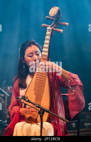 Cheng Yu & Silk Breeze treten während des 40. Jahrestags des WOMAD Festivals auf der Bühne auf, Charlton Park, Malmesbury, England. 30. Juli 2022 Stockfoto