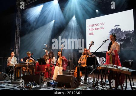 Cheng Yu & Silk Breeze treten während des 40. Jahrestags des WOMAD Festivals auf der Bühne auf, Charlton Park, Malmesbury, England. 30. Juli 2022 Stockfoto