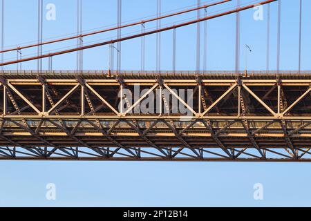 Berühmte orangefarbene Hängebrücke über den Fluss Tejo in Lissabon, Portugal. Brücke 25 de Abril, Brücke 25. April. Stockfoto