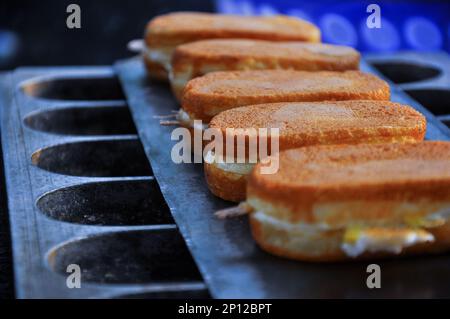 Bilder von Straßennahrung, hergestellt mit Eierbrötchen in Bangladesch. Stockfoto