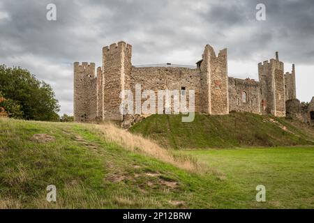 Wunderschöne englische Burg umgeben von üppigen Grashügeln in der englischen Landschaft. Stockfoto