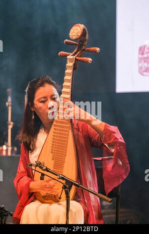 Cheng Yu & Silk Breeze treten während des 40. Jahrestags des WOMAD Festivals auf der Bühne auf, Charlton Park, Malmesbury, England. 30. Juli 2022 Stockfoto