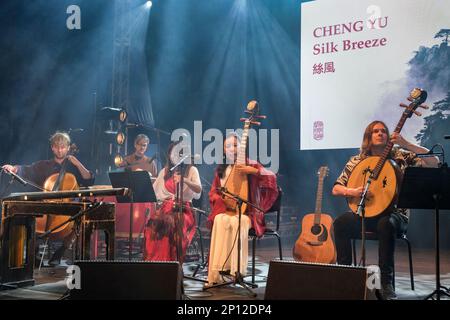 Cheng Yu & Silk Breeze treten während des 40. Jahrestags des WOMAD Festivals auf der Bühne auf, Charlton Park, Malmesbury, England. 30. Juli 2022 Stockfoto