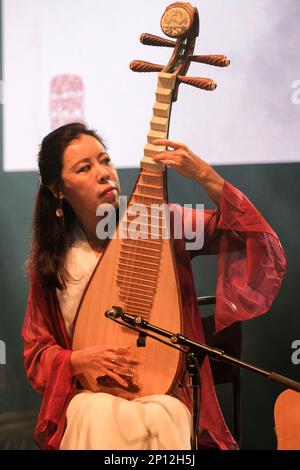 Cheng Yu & Silk Breeze treten während des 40. Jahrestags des WOMAD Festivals auf der Bühne auf, Charlton Park, Malmesbury, England. 30. Juli 2022 Stockfoto