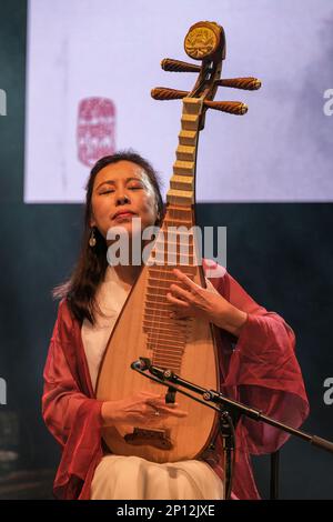 Cheng Yu & Silk Breeze treten während des 40. Jahrestags des WOMAD Festivals auf der Bühne auf, Charlton Park, Malmesbury, England. 30. Juli 2022 Stockfoto