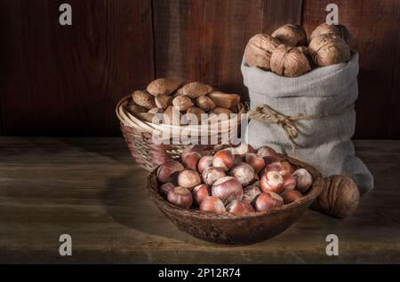 Walnüsse auf dunklem Holzhintergrund in rustikalem Stil Stockfoto