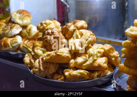 eclair-Gebäck mit Vanillesahne auf dem Nachtmarkt mit Street Food in Da Lat in Vietnam Stockfoto