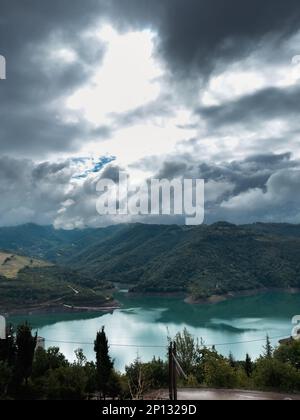 An idyllic green mountain valley with a river in the middle Stockfoto