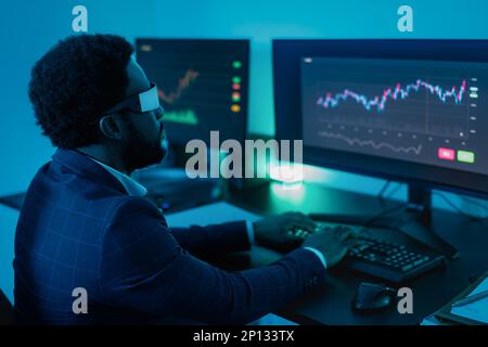 Finanzanalyst, der an NFT-Blockchain-Technologie mit futuristischer Virtual-Reality-Brille im Büro arbeitet – Fintech-Konzept Stockfoto