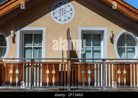 Die speziellen Fenster an der Steinwand, als Hintergrund Stockfoto