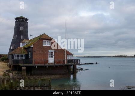 Blick auf die alte historische Mühle im Langstone Harbour Stockfoto