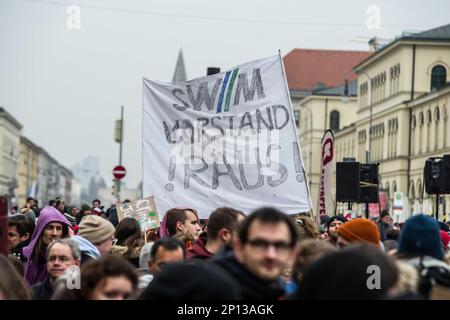 München, Bayern, Deutschland. 3. März 2023. In Solidarität mit den Freitagen für die Zukunft, Die Ver.di-Union, die die Arbeiter des Münchner MVV-öffentlichen Transitsystems vertritt, trat dem Global Climate Strike als Teil ihrer eigenen Streikaktion bei und betonte, dass die öffentlichen Transitsysteme der Welt kritische Teile der Abwendung des globalen Klimakatastroms sind und die Arbeiter müssen Lohn erhalten. (Kreditbild: © Sachelle Babbar/ZUMA Press Wire) NUR REDAKTIONELLE VERWENDUNG! Nicht für den kommerziellen GEBRAUCH! Stockfoto