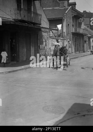 Straßenszene im French Quarter, New Orleans, zwischen 1920 und 1926. Stockfoto