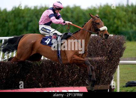 Mongol Emperor geritten von Jockey Sam Twiston-Davies auf dem Weg, das Virgin Bet Cheltenham Festival Money Back Handicap Chase auf der Rennbahn Doncaster zu gewinnen. Foto: Freitag, 3. März 2023. Stockfoto