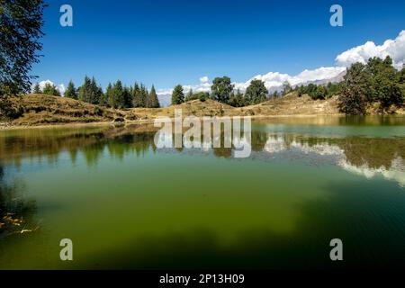 Heiliger Devariyatal, Deoria Tal, Devaria oder Deoriya, ein smaragdgrüner See mit wundersamen Reflexionen der Gipfel von Chaukhamba auf seinem kristallklaren Wasser. Indien. Stockfoto