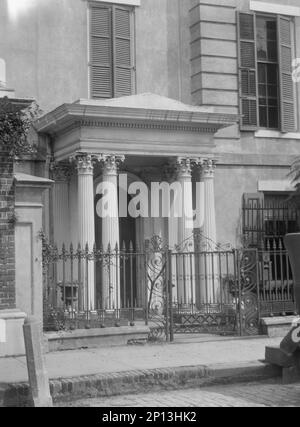 Fassade eines mehrstöckigen Hauses, New Orleans oder Charleston, South Carolina, zwischen 1920 und 1926. Stockfoto