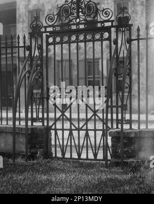 Das schmiedeeiserne Tor, New Orleans oder Charleston, South Carolina, zwischen 1920 und 1926. Stockfoto