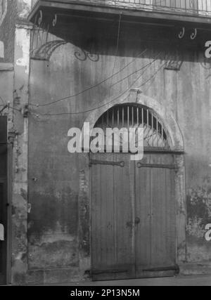 Absinthe House Eingang, New Orleans, zwischen 1920 und 1926. Stockfoto