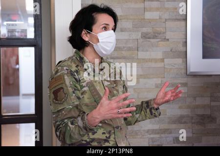 Brigg. Gen. Jeannine Ryder, 59. Medical Wing Commander und Chef des Air Force Nurse Corps, spricht mit 7. Medical Group Mitarbeitern am Dyess Air Force Base, Texas, 22. Februar 2023. Ryder und Chief Master Sgt. Taliah Wilkerson, Air Force Readiness Agency, Air Force Readiness Medical Service and Surgical Service Career Field Manager, gaben einen strategischen Überblick und die zukünftige Haltung der Total Nursing Force bei der MDG 7. und erfuhren gleichzeitig mehr über die verschiedenen Missionen der Airmen. Stockfoto