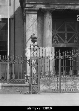 Bank of Louisiana, schmiedeeiserner Zaun, 344 Royal Street, New Orleans, zwischen 1920 und 1926. Stockfoto