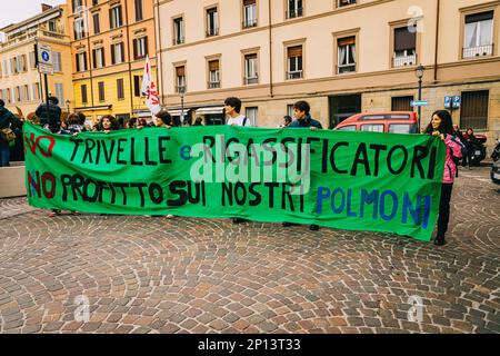 Bologna, ITALIEN. 3. März 2023. Klimaschutzaktivisten nehmen an einer Demonstration Teil, die am Freitag im Rahmen des Global Climate Strike am 3. März 2022 in Bologna, Italien, für die künftige Bewegung organisiert wird. Kredit: Massimiliano Donati/Alamy Live News Stockfoto