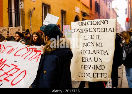 Bologna, ITALIEN. 3. März 2023. Klimaschutzaktivisten nehmen an einer Demonstration Teil, die am Freitag im Rahmen des Global Climate Strike am 3. März 2022 in Bologna, Italien, für die künftige Bewegung organisiert wird. Kredit: Massimiliano Donati/Alamy Live News Stockfoto