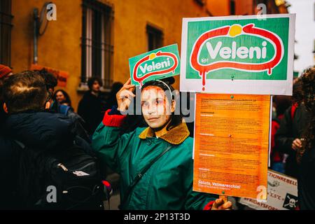 Bologna, ITALIEN. 3. März 2023. Klimaschutzaktivisten nehmen an einer Demonstration Teil, die am Freitag im Rahmen des Global Climate Strike am 3. März 2022 in Bologna, Italien, für die künftige Bewegung organisiert wird. Kredit: Massimiliano Donati/Alamy Live News Stockfoto