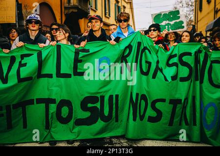 Bologna, ITALIEN. 3. März 2023. Klimaschutzaktivisten nehmen an einer Demonstration Teil, die am Freitag im Rahmen des Global Climate Strike am 3. März 2022 in Bologna, Italien, für die künftige Bewegung organisiert wird. Kredit: Massimiliano Donati/Alamy Live News Stockfoto