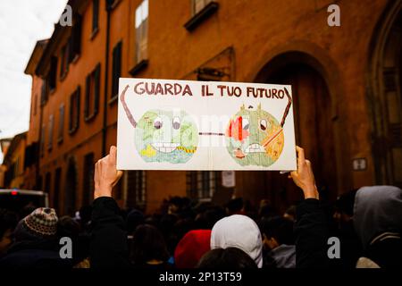 Bologna, ITALIEN. 3. März 2023. Klimaschutzaktivisten nehmen an einer Demonstration Teil, die am Freitag im Rahmen des Global Climate Strike am 3. März 2022 in Bologna, Italien, für die künftige Bewegung organisiert wird. Kredit: Massimiliano Donati/Alamy Live News Stockfoto