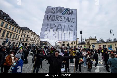 München, Bayern, Deutschland. 3. März 2023. In Solidarität mit den Freitagen für die Zukunft, Die Ver.di-Union, die die Arbeiter des Münchner MVV-öffentlichen Transitsystems vertritt, trat dem Global Climate Strike als Teil ihrer eigenen Streikaktion bei und betonte, dass die öffentlichen Transitsysteme der Welt kritische Teile der Abwendung des globalen Klimakatastroms sind und die Arbeiter müssen Lohn erhalten. (Kreditbild: © Sachelle Babbar/ZUMA Press Wire) NUR REDAKTIONELLE VERWENDUNG! Nicht für den kommerziellen GEBRAUCH! Stockfoto