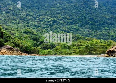 Paradies verlassener Strand versteckt zwischen Regenwald und Felsen in Trindade, Gemeinde Paraty, Rio de Janeiro Stockfoto