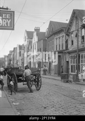 [Blick nach Süden auf King Street. Das zweieinhalb Steinmauerhaus mit dem Fenster im Giebelende und der quadratischen Kappe darüber ist 89 King Street]. Charleston, South Carolina, zwischen 1920 und 1926. Stockfoto