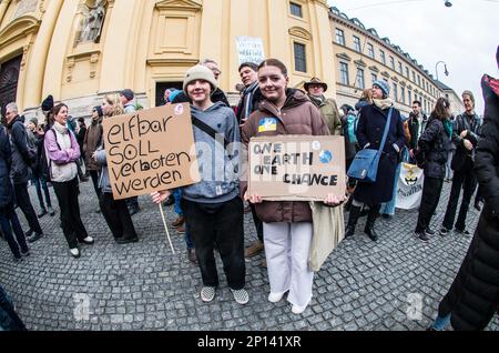 München, Bayern, Deutschland. 3. März 2023. In Solidarität mit den Freitagen für die Zukunft, Die Ver.di-Union, die die Arbeiter des Münchner MVV-öffentlichen Transitsystems vertritt, trat dem Global Climate Strike als Teil ihrer eigenen Streikaktion bei und betonte, dass die öffentlichen Transitsysteme der Welt kritische Teile der Abwendung des globalen Klimakatastroms sind und die Arbeiter müssen Lohn erhalten. (Kreditbild: © Sachelle Babbar/ZUMA Press Wire) NUR REDAKTIONELLE VERWENDUNG! Nicht für den kommerziellen GEBRAUCH! Stockfoto