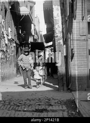 Die Gasse, Chinatown, San Francisco, zwischen 1896 und 1906. Stockfoto