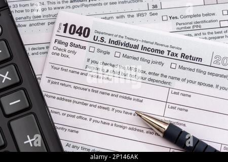 US-Einkommensteuererklärung. Menschen müssen das Formular 1040 jedes Jahr ausfüllen, um ihre Einnahmen aus dem Vorjahr dem IRS zu melden Stockfoto