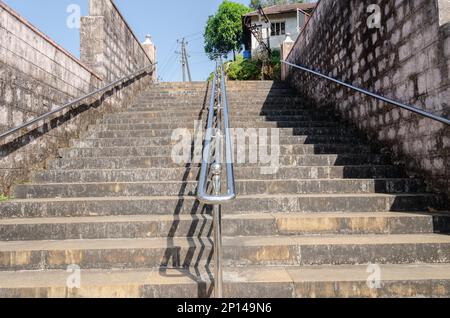 Steintreppen mit Geländern Stockfoto
